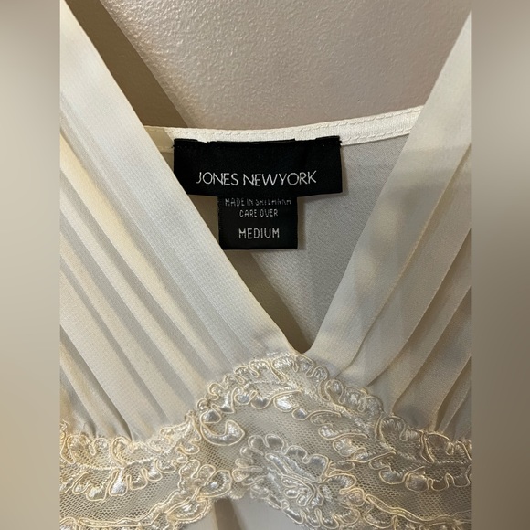 NWOT Jones New York, Ivory nightgown. - Picture 3 of 7